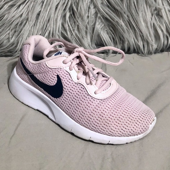 girls navy nike trainers
